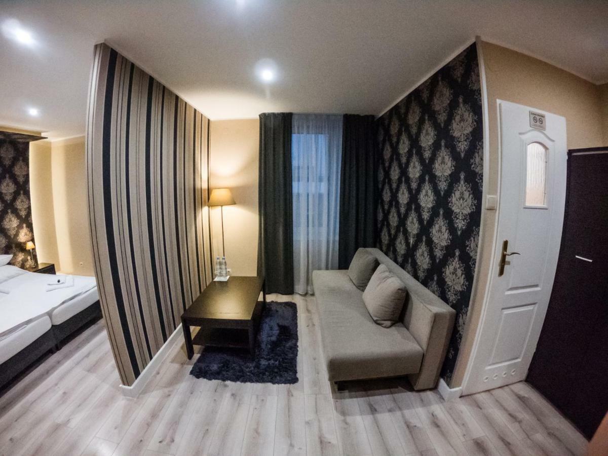 Restauracja Pod Kogutem Hotel Poniatowa Bagian luar foto