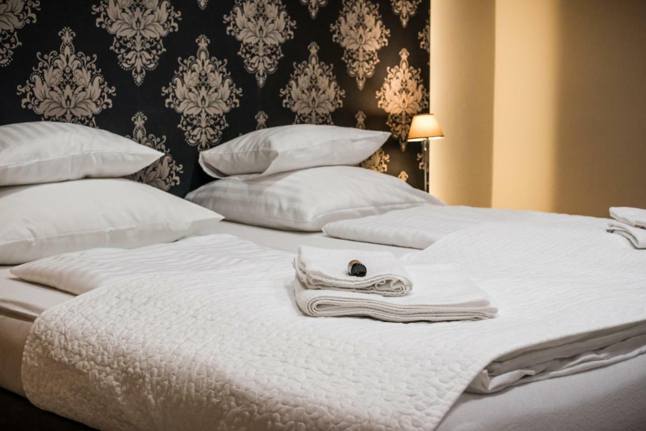 Restauracja Pod Kogutem Hotel Poniatowa Bagian luar foto