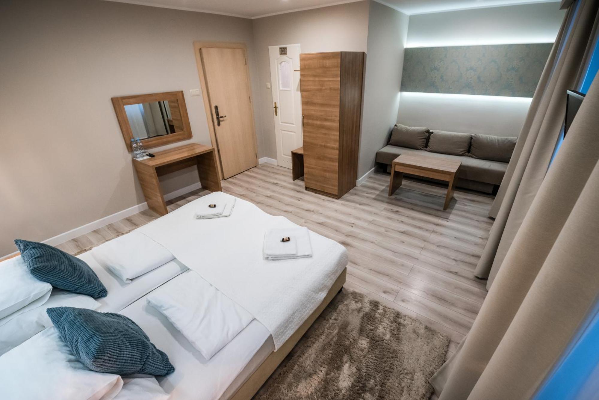 Restauracja Pod Kogutem Hotel Poniatowa Bagian luar foto