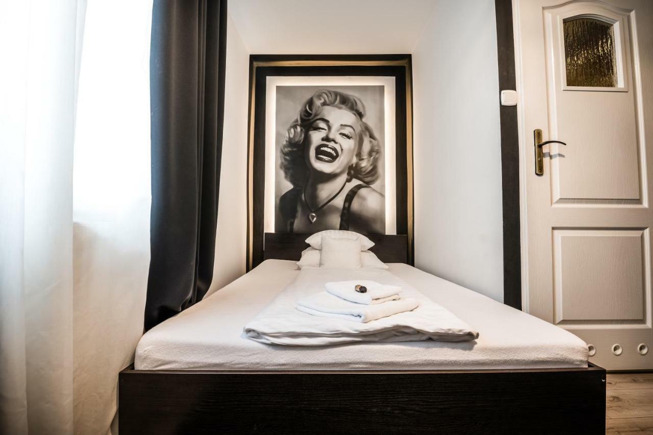 Restauracja Pod Kogutem Hotel Poniatowa Bagian luar foto