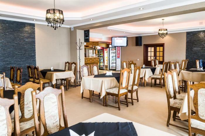 Restauracja Pod Kogutem Hotel Poniatowa Bagian luar foto